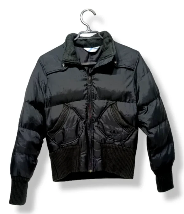 Parka puffer negra con bordado trasero – Adidas – Talla S