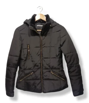 1000004709 (8) Parka acolchada negra con chiporro y capucha – Marca unknown – Talla M