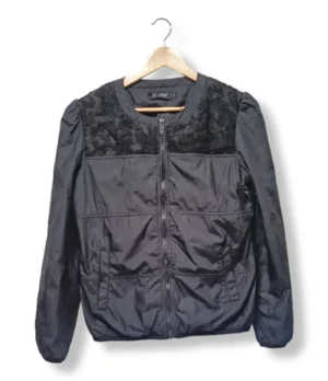 1000004748 (24) Cortaviento negro con aplicaciones de encaje – EMT – Talla M