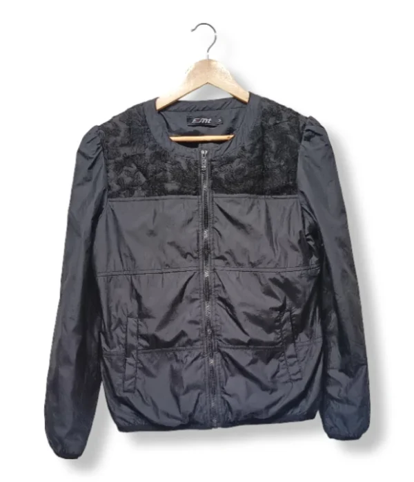 Cortaviento negro con aplicaciones de encaje – EMT – Talla M