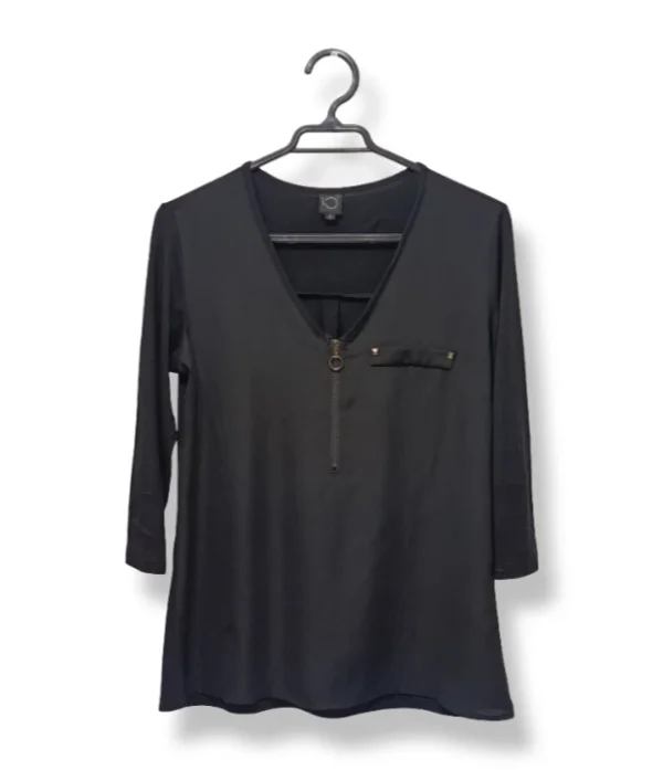 1000004845 (22) Blusa Negra con Cierre – IO – Talla M