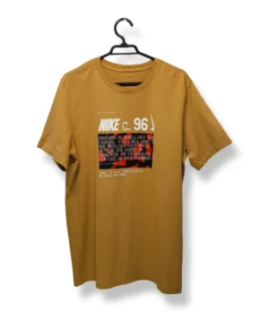 1000004845 (26) Polera Mostaza Estampada – Nike – Talla M