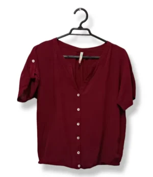 1000004845 (28) Blusa Burdeo con Botones – Sybilla– Talla M