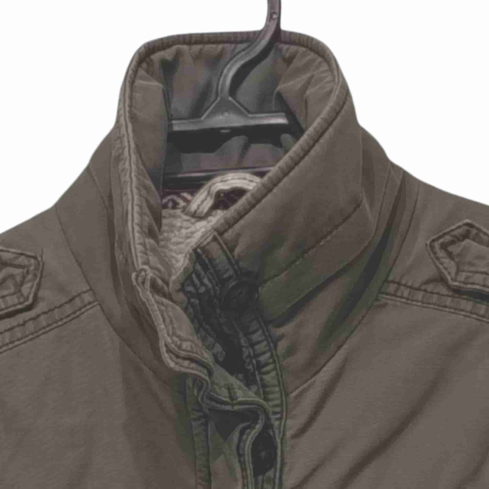 optimized_1000005005.png Polera GAP Azul Marino con Logo Rojo – Talla L