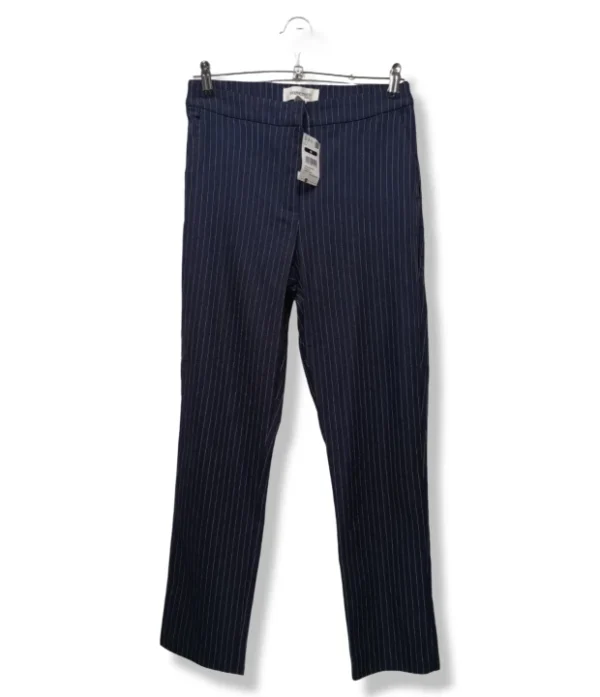 Pantalón recto a rayas University Club – Elegancia versátil para tu clóset