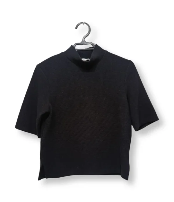 Top Zara negro estructurado con cuello semi-alto – Elegancia simple y atemporal