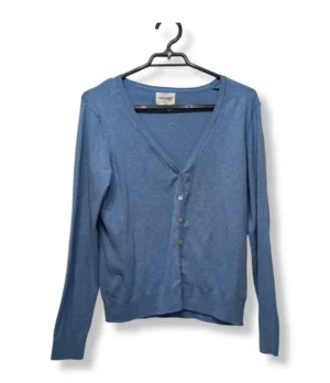 pixelcut-export-1751213699532 Cardigan celeste University Club – Ligero y versátil para tu día a día