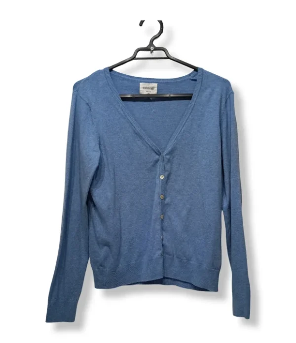 pixelcut-export-1751213699532 Cardigan celeste University Club – Ligero y versátil para tu día a día