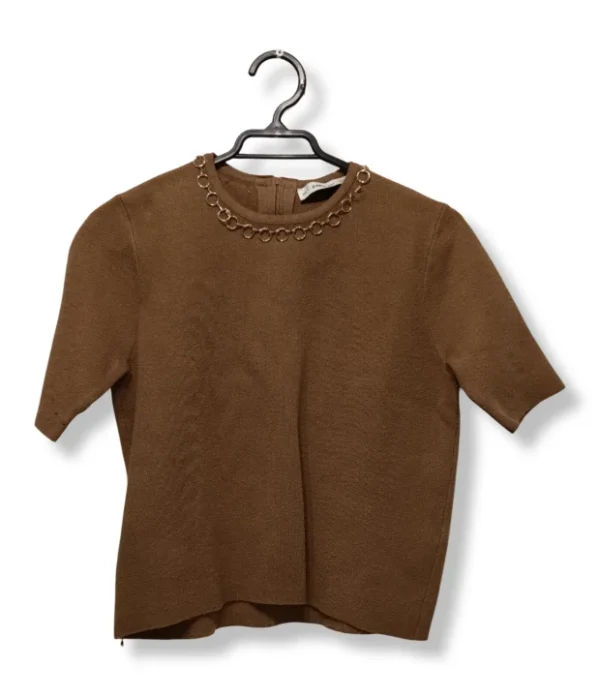 Top café Zara con detalle metálico – Sencillez con un toque elegante