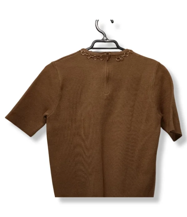 Top café Zara con detalle metálico – Sencillez con un toque elegante