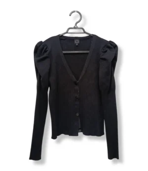 pixelcut-export-1751215285164 Cardigan IO negro con hombros abullonados – Toque elegante para tu día a día