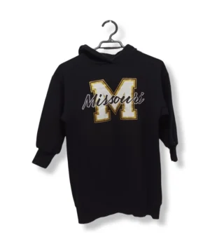 pixelcut-export-1751216506976 Polerón negro con capucha Missouri – Clásico universitario con onda vintage