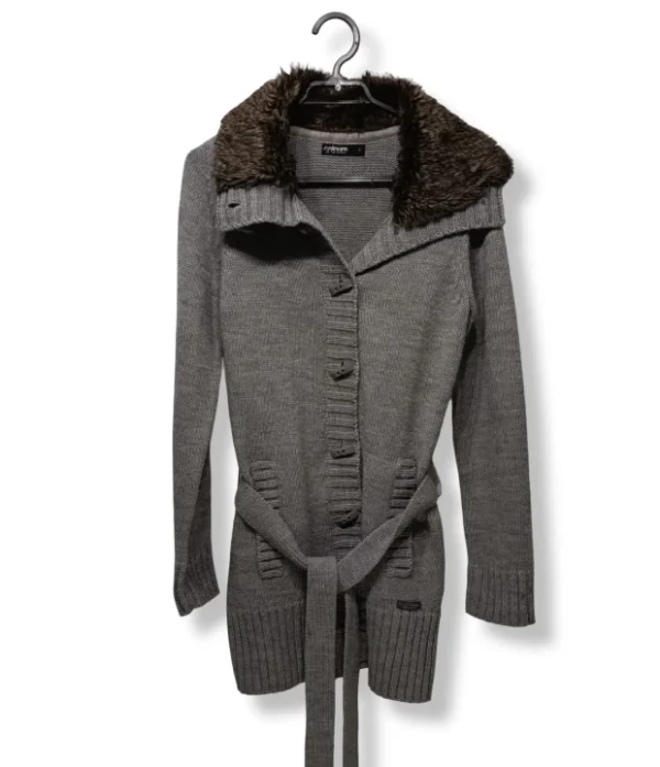 Tapado tejido gris tribu – Calidez y estilo casual en una sola prenda