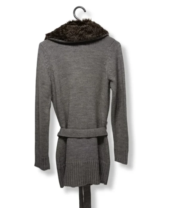 Tapado tejido gris tribu – Calidez y estilo casual en una sola prenda