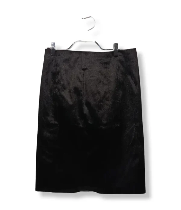 pixelcut-export-1751221809506 Falda lápiz negra efecto piel con pelo corto – Elegancia con textura y actitud