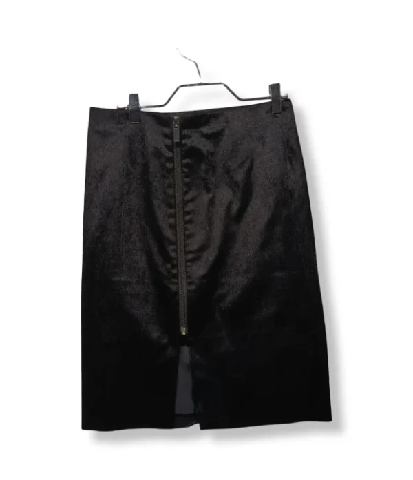 pixelcut-export-1751221853547 Falda lápiz negra efecto piel con pelo corto – Elegancia con textura y actitud