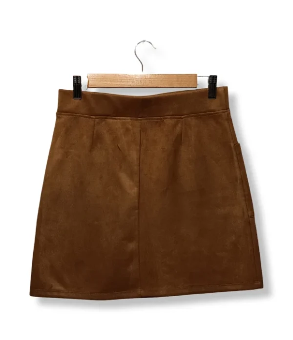 pixelcut-export-1751222263107 Falda Café Tipo Gamuza – Con Bolsillos Frontales