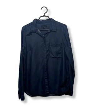 pixelcut-export-1751321313160 Camisa denim azul con bordados de mariposa Reserved M