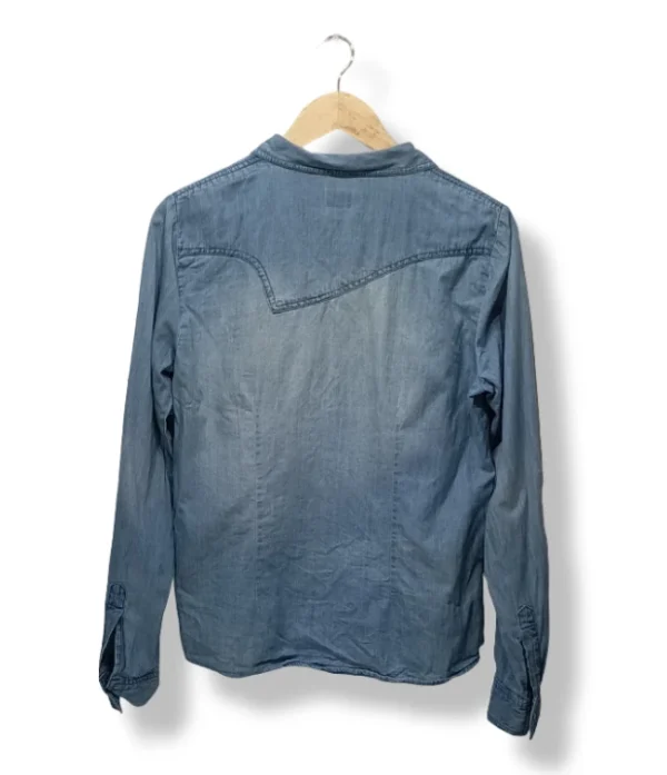 1000014546 (17) Camisa de mezclilla clara Only, talla M