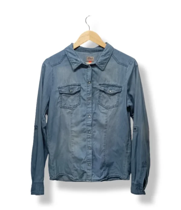 1000014546 (18) Camisa de mezclilla clara Only, talla M