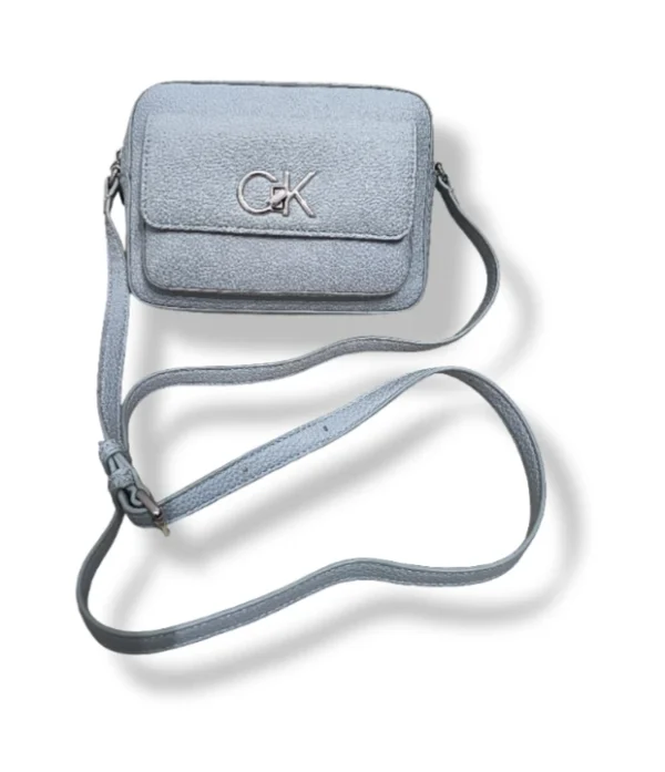 Cartera cruzada Calvin Klein celeste claro con logo metálico