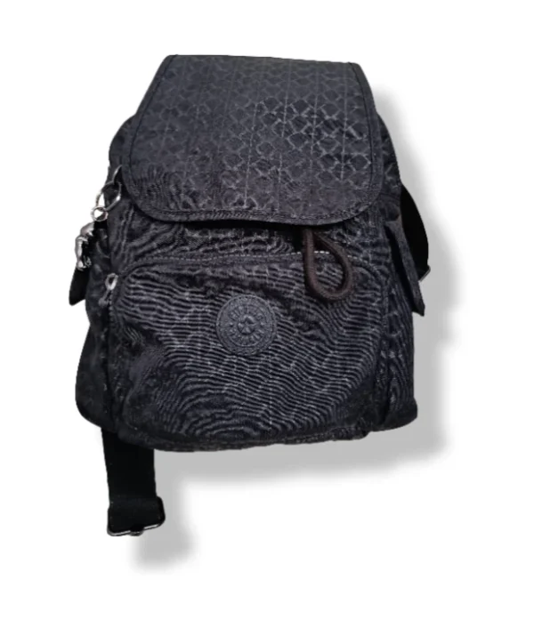 pixelcut-export-1752547626888 Mochila Kipling negra con textura y múltiples bolsillos
