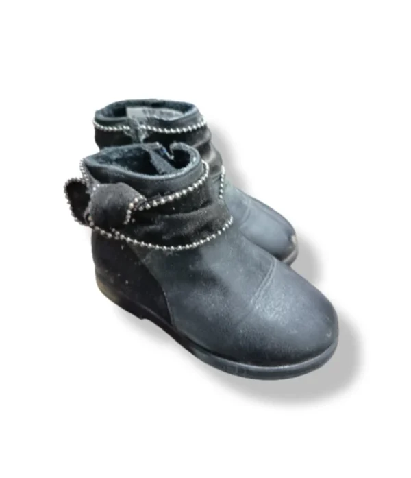 pixelcut-export-1752727197313 Zapatos Botines Negros con Pompones y Tachas ZARA – Talla 21