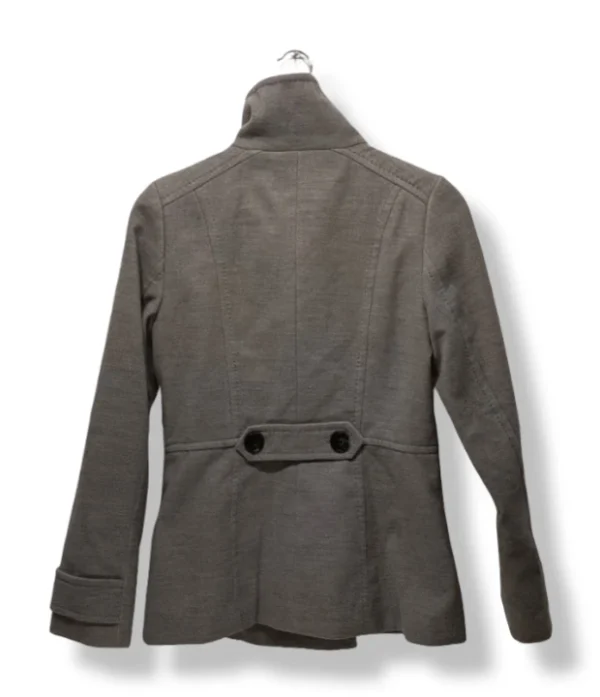 pixelcut-export-1753745438853 Abrigo corto gris H&M cruzado con cuello alto