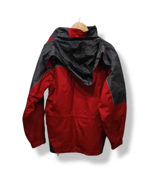 pixelcut-export-1753802920900 Chaqueta impermeable roja con detalles negros – Talla L