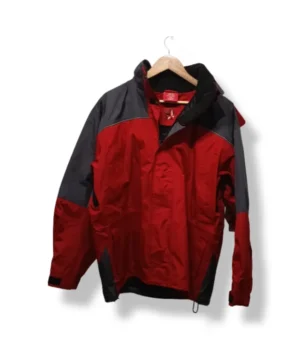 Chaqueta impermeable roja con detalles negros – Talla L