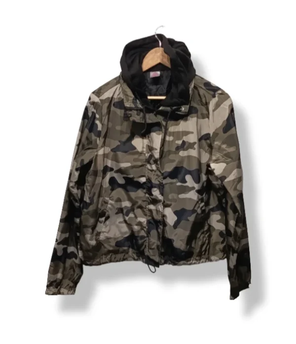 Chaqueta camuflada con interior de polar No Boundaries Talla L (11-13)