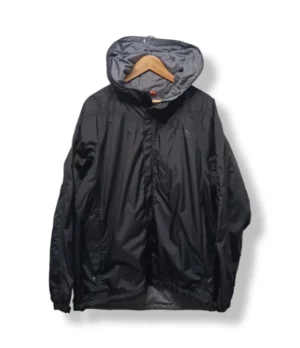 pixelcut-export-1753805768204 Cortaviento técnica negra Nike ACG FitStorm – Talla L