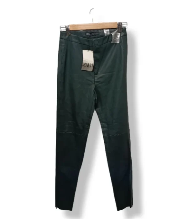 1000018665 (16) Pantalón efecto cuero verde oscuro Zara Woman – Talla S