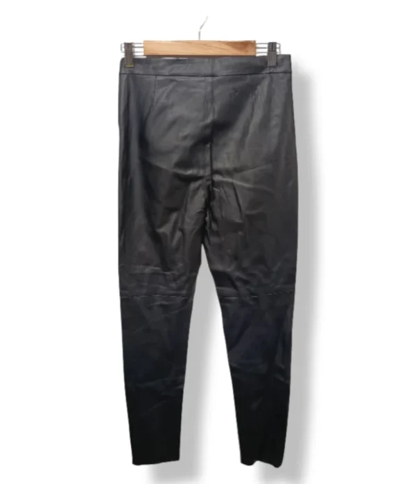 1000018665 (17) Pantalón efecto cuero Zara, talla M