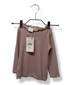 pixelcut-export-1754059810202 Polera de algodón acanalado color rosa suave, con delicado diseño de ondas en cuello, puños y basta.