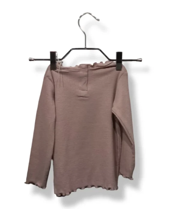 Polera de algodón acanalado color rosa suave, con delicado diseño de ondas en cuello, puños y basta.