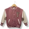 Chaqueta varsity rosada con mangas crema Zara