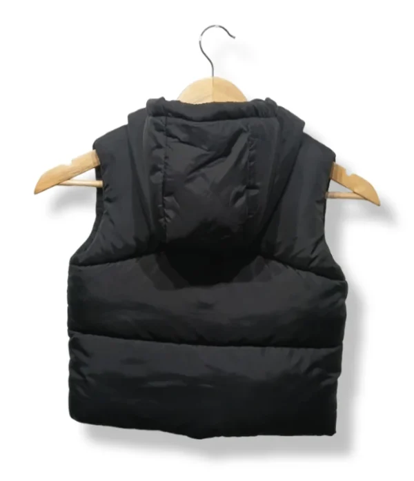 Parka sin mangas negra Zara niño, con gorro