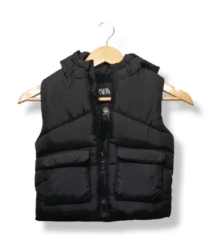 Parka sin mangas negra Zara niño, con gorro