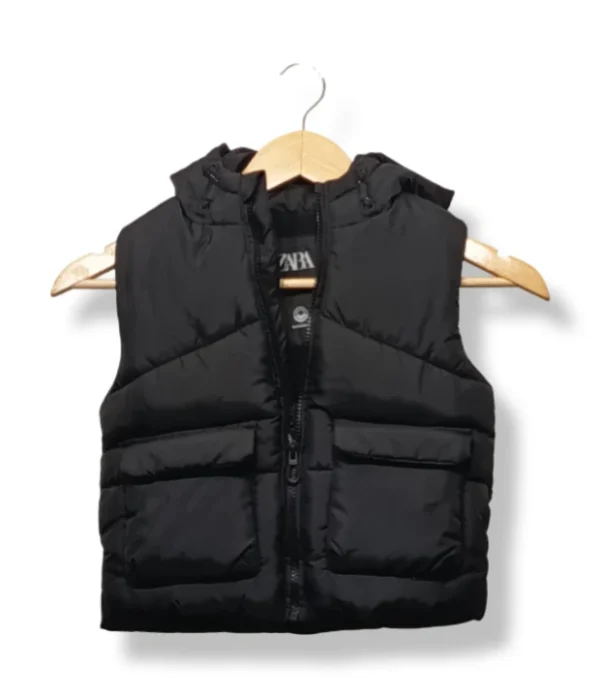 Parka sin mangas negra Zara niño, con gorro