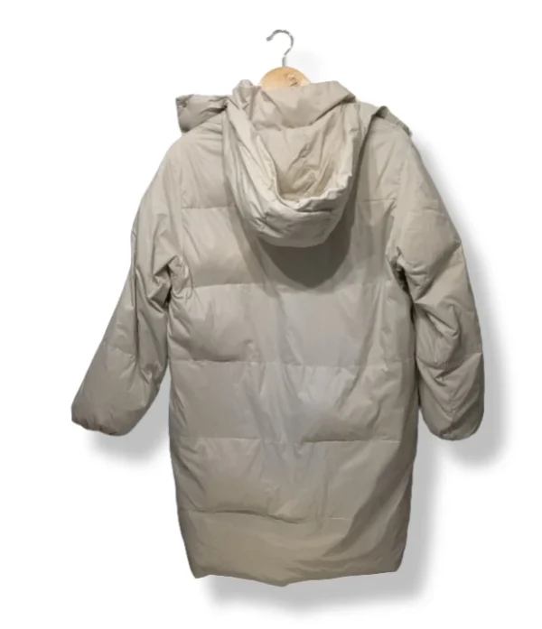 pixelcut-export-1754286455095 Parka puffer largo beige con gorro Zara – Talla M/L