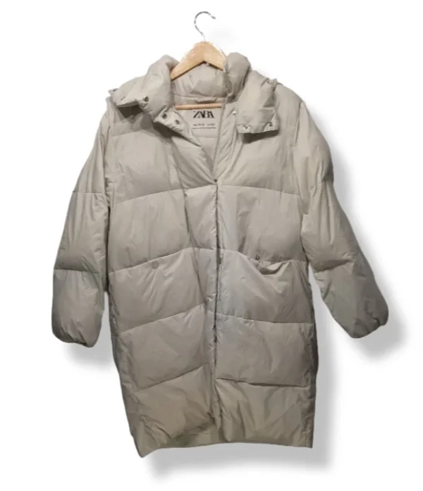 pixelcut-export-1754286488567 Parka puffer largo beige con gorro Zara – Talla M/L