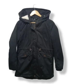 Parka negra H&M con gorro