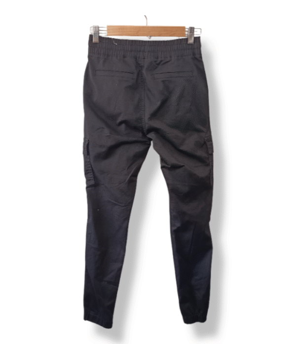 1000021907 (25) Pantalón cargo negro V.I.P., Talla S