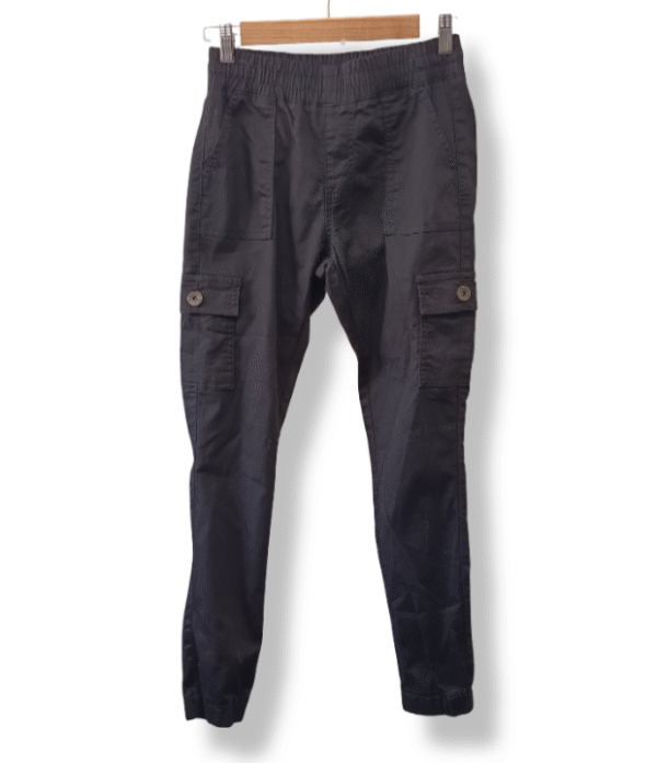 1000021907 (26) Pantalón cargo negro V.I.P., Talla S