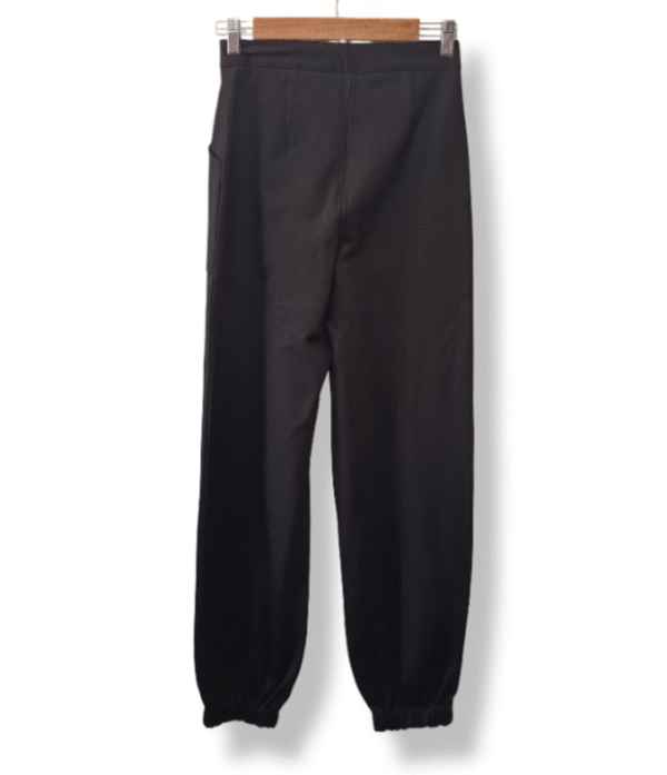 1000021907 (31) Pantalón jogger Zara con cierre frontal – Talla XS