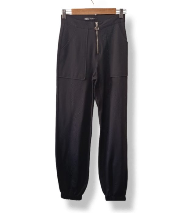 pixelcut-export-1757510822824 Pantalón jogger Zara con cierre frontal – Talla XS