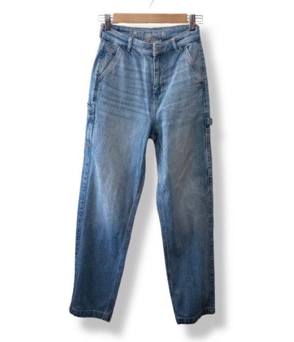 pixelcut-export-1757513013794 Jeans American Eagle azul claro rasgados – Talla 34