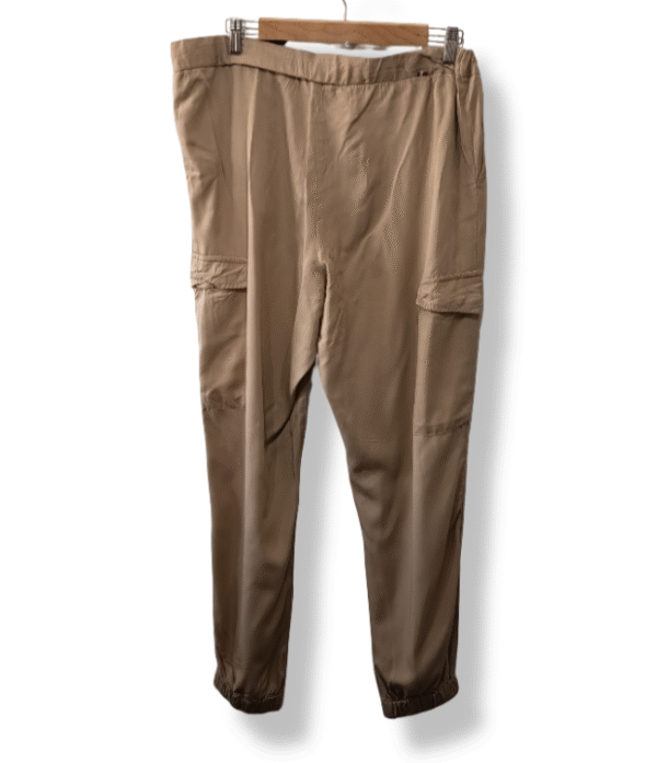 pixelcut-export-1757514277657 Pantalón Cargo Tommy Hilfiger Beige — Talla M