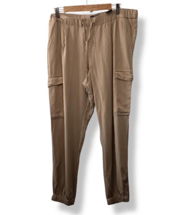 pixelcut-export-1757514325855 Pantalón Cargo Tommy Hilfiger Beige — Talla M